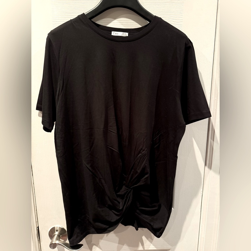 NWOT dex twist hem tshirt